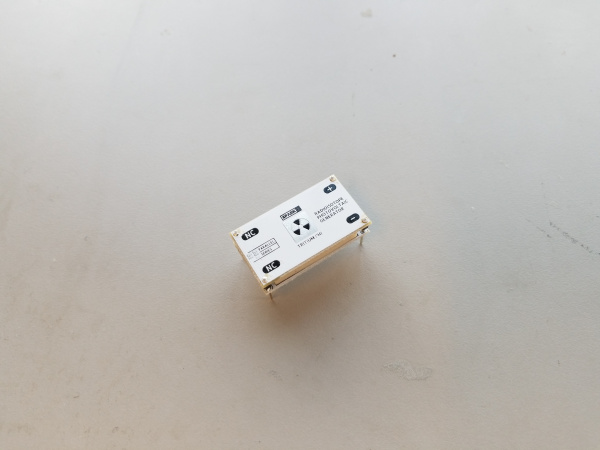 The completed battery stands upright on its pin headers.