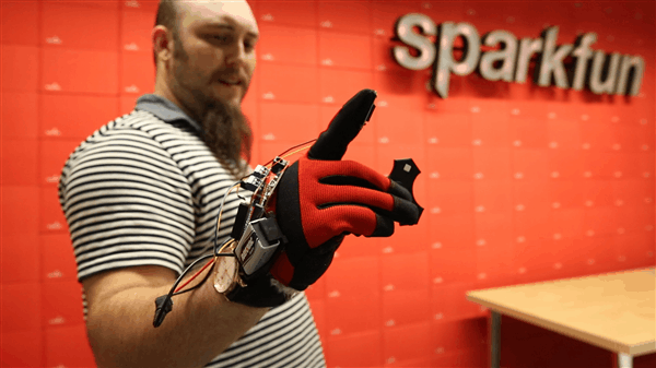 gif animation of the glove in action from another angle