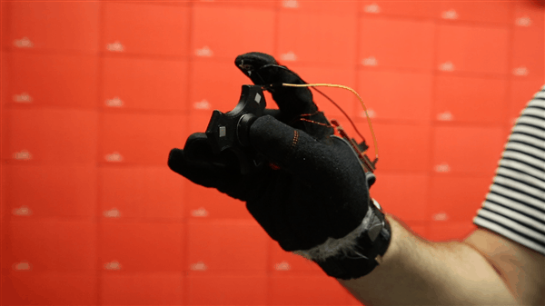 gif animation of the glove in action