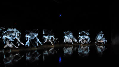 EL Wire on Dancers with a Lot of Movement in the Dark