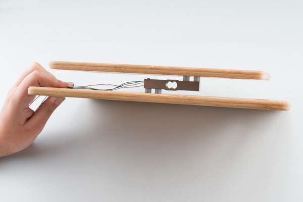 Bar strain gauge load cell set up in a Z formation between two plates