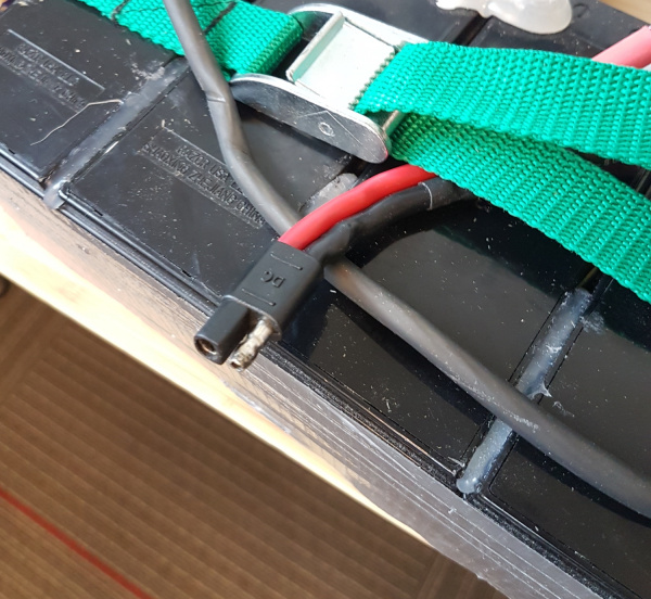Polarized high current connector