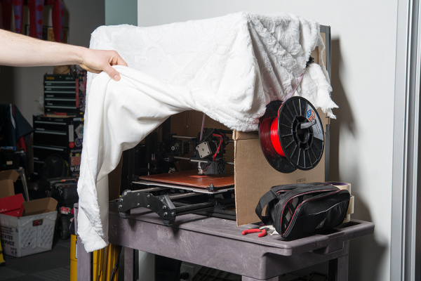 3D printer inside an enclosure to prevent air drafts