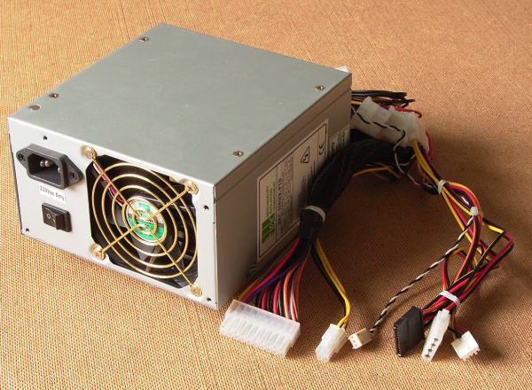 ATX power supply with power connectors